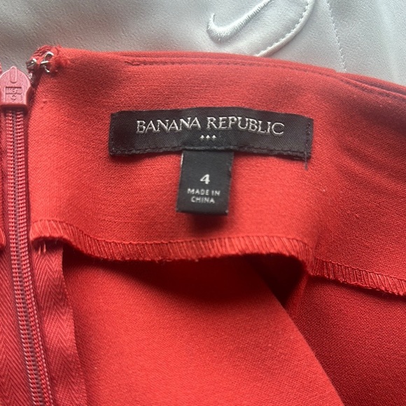 NWOT Banana Republic Red Mini Pencil Skirt with Cut Out size 4 - Picture 3 of 3